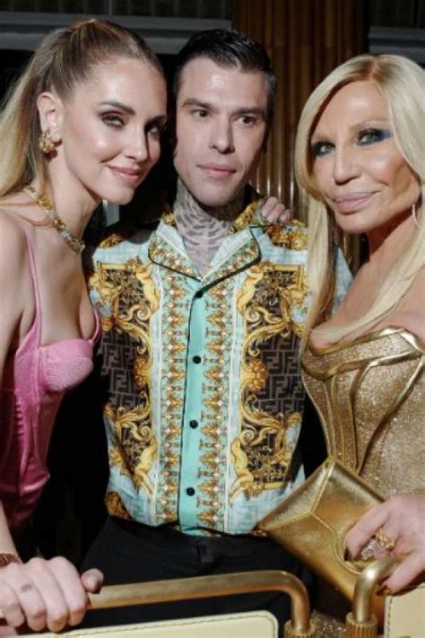 versace difende ferragni|Donatella Versace difende Chiara Ferragni: “Vorrei sapere .